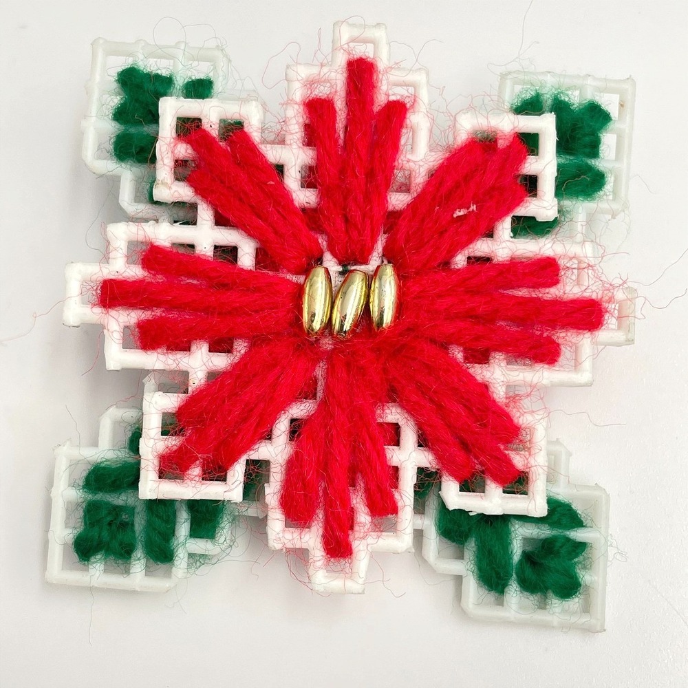 Vintage 90s Plastic Canvas Yarn Christmas Poinsettia Brooch Pin Women's Jewelry